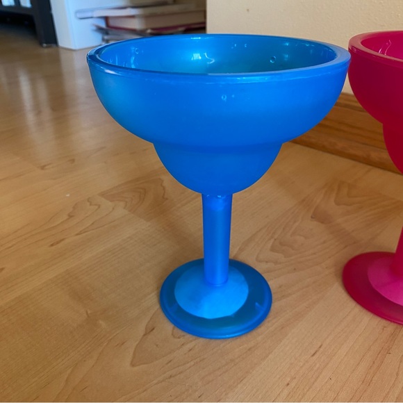 Lot of 4 Double-Walled Plastic Margarita Glasses w/ Freezable Cooling Gel - Picture 5 of 7